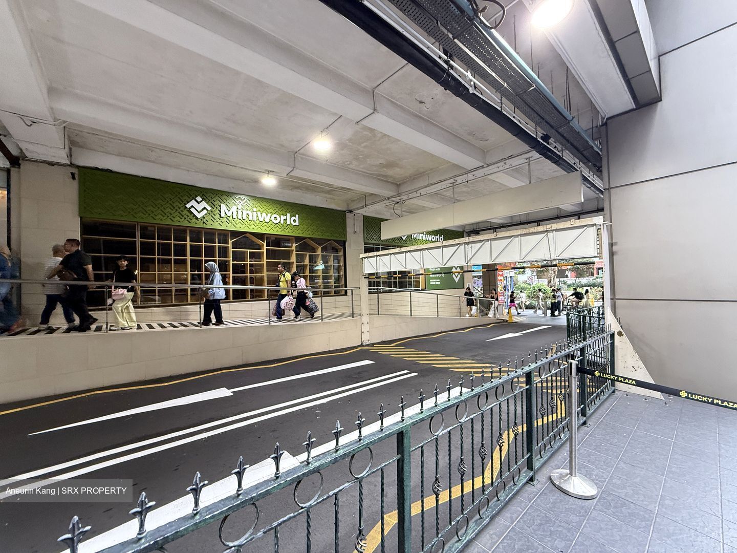 Lucky Plaza (D9), Retail #576194031